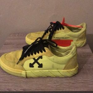 Off white low vulcanized sneaker